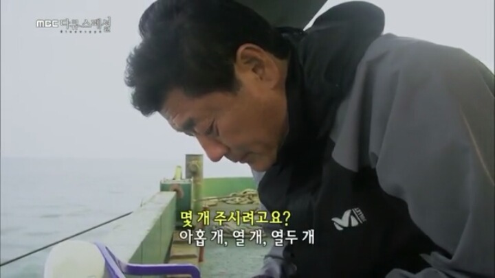 딸이 바다 위로 올라오길 바라며 초콜렛 던져주는 아빠 | 인스티즈