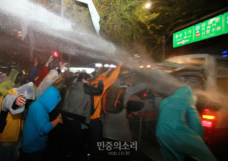 농민분 구급차 실려가는데도 물대포 쏴서 몸으로 막고있는 시민들.jpg | 인스티즈