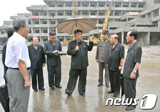 우산쓰는 박근혜 오바마 문재인 김정은 .jpg | 인스티즈