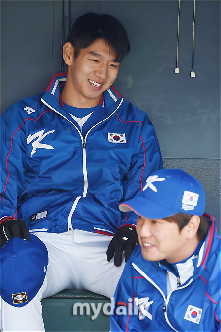  이대은과 다른 대표팀 선수들.jpg | 인스티즈