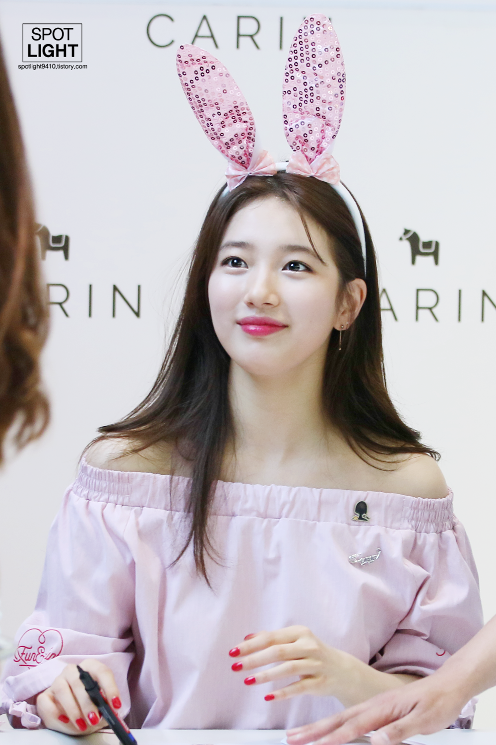 우는팬 달래주는 수지.gif | 인스티즈