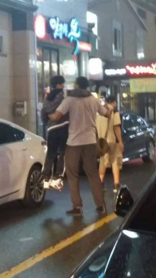 외국인이랑 사진을 찍었다.jpg | 인스티즈