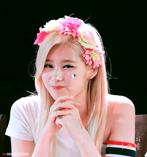 [트와이스] 신촌 팬싸에서 팬 쳐다보는 사나 눈빛 (+팬싸에서 사나 움짤) | 인스티즈