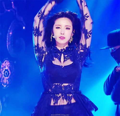 코디피셜 한달동안 자기 영혼을 갈아넣었다는 전효성 지난 활동 의상.gif | 인스티즈