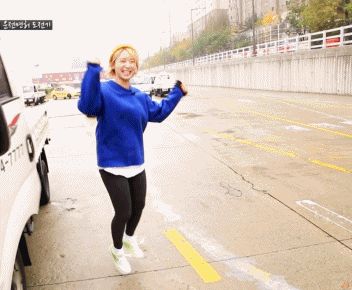 다리 개짧은 초아가 신난모습.gif | 인스티즈
