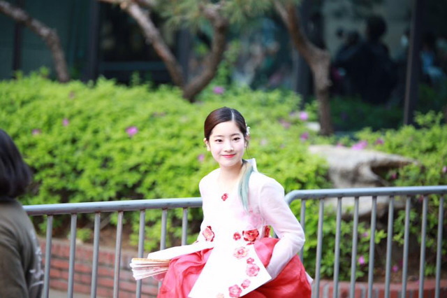 [트와이스] 오늘자 모찌 모찌함이 폭팔한 다현이 뮤뱅 출근길 | 인스티즈