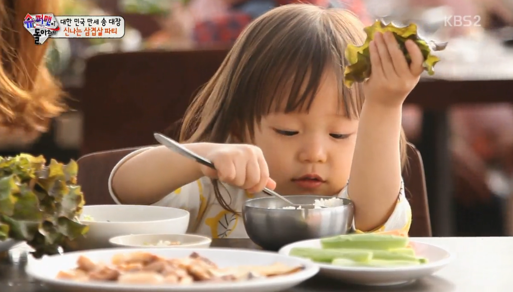 [슈돌] 쌈싸먹는 송일국 따라하는 여자아이 짱귀 ....jpg | 인스티즈