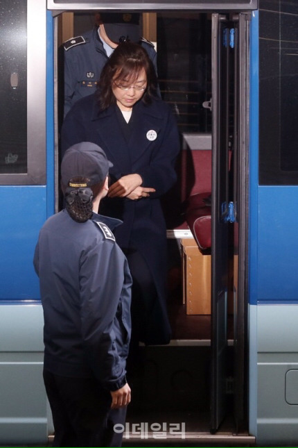 설날 푹 쉬고 특검에 출근한 조윤선 | 인스티즈