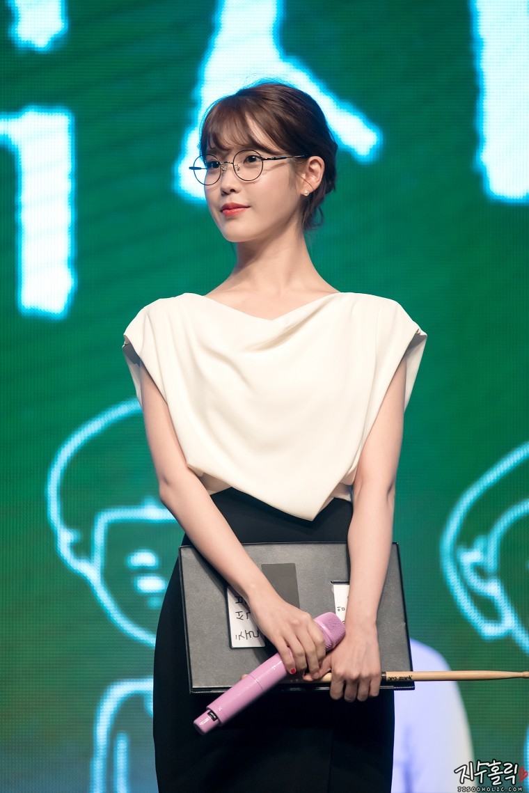 [16.09.18] 아이유 8주년 팬미팅 현장.jpg | 인스티즈
