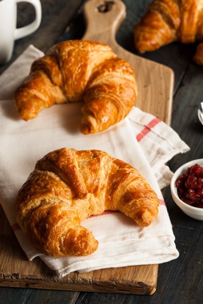 Croissant (크로와상) + Pain au Chocolat (뺑오쇼콜라) | 인스티즈