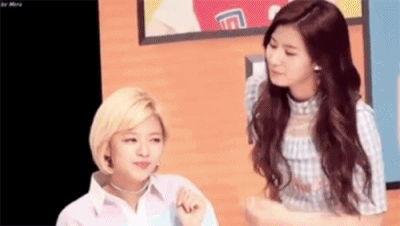 뽀뽀를 시도하는 사나.gif | 인스티즈