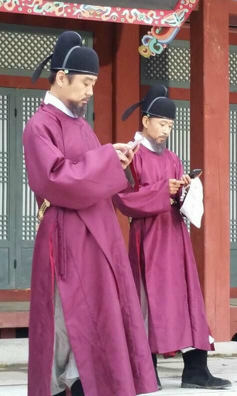 왠지모를 엄청난 어색함이 느껴지는 연예인 사진들 | 인스티즈