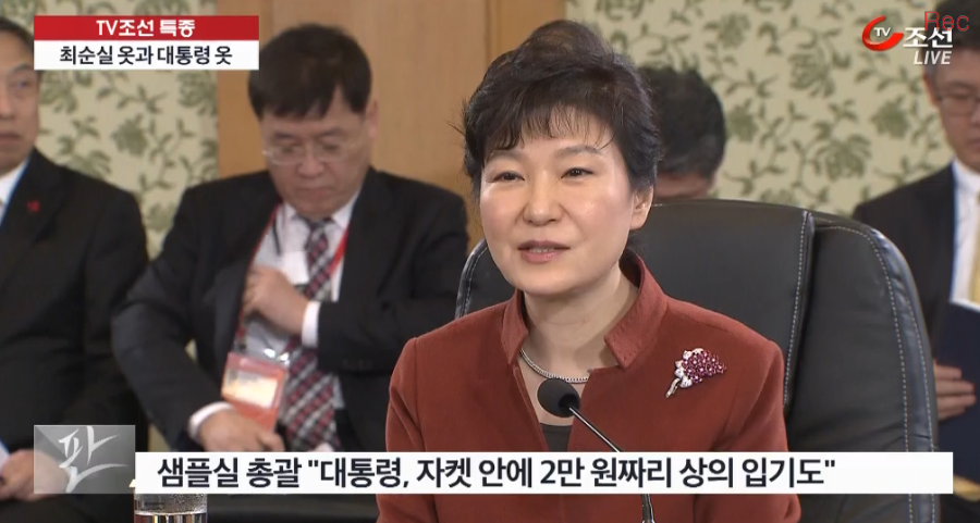 ??? : 나는 캐나다구스 입을테니깐 언니는 싼 패딩 입어 2만원짜리 나시도 보너스로 줄게 | 인스티즈