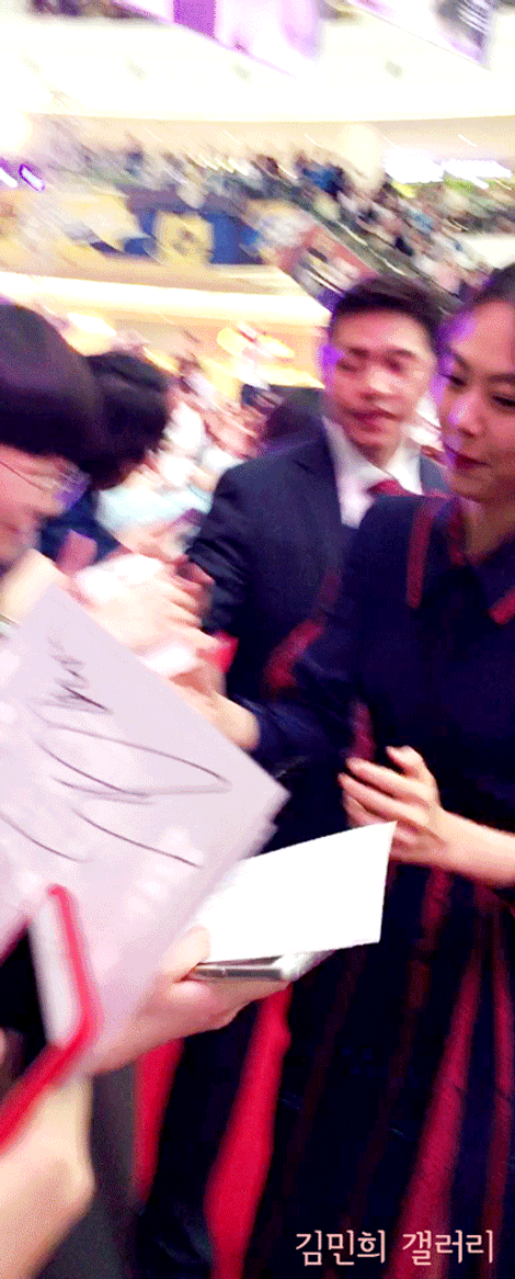 팬들과 사진찍어주는 김민희.gif | 인스티즈