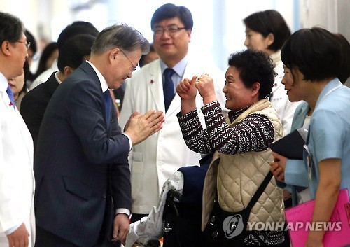 보호자없는 환자 안심병원 찾은 오늘자 문재인 .jpg | 인스티즈