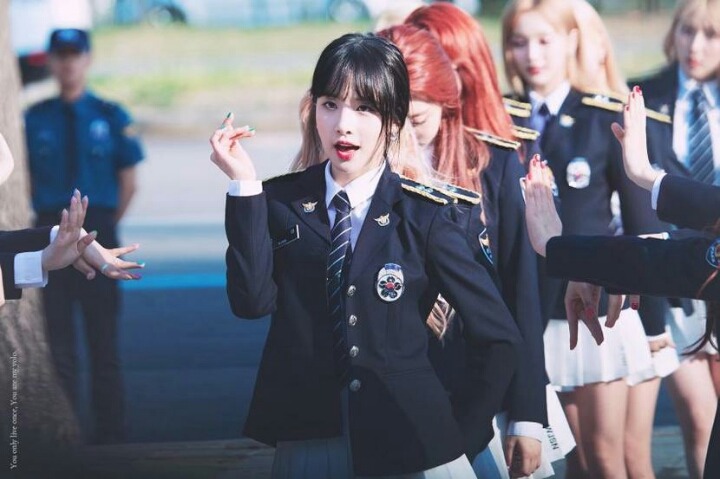 어제자 경찰제복 우주소녀 | 인스티즈