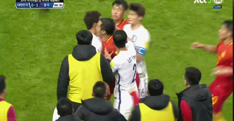 상대방 걷어차는 황희찬.gif | 인스티즈
