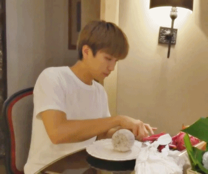 침샘어택 쩔게된다고 많이 거론되는 아이돌 먹방모음.gif | 인스티즈