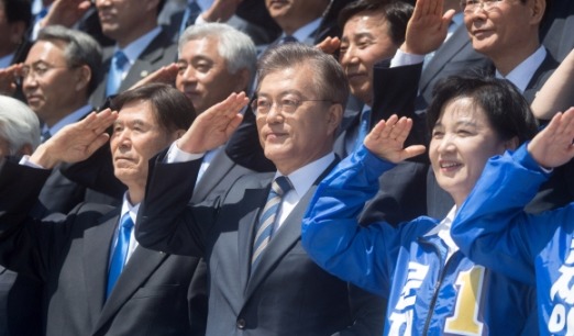 오늘 거수경례 하는 문재인과 지지자들.JPG | 인스티즈