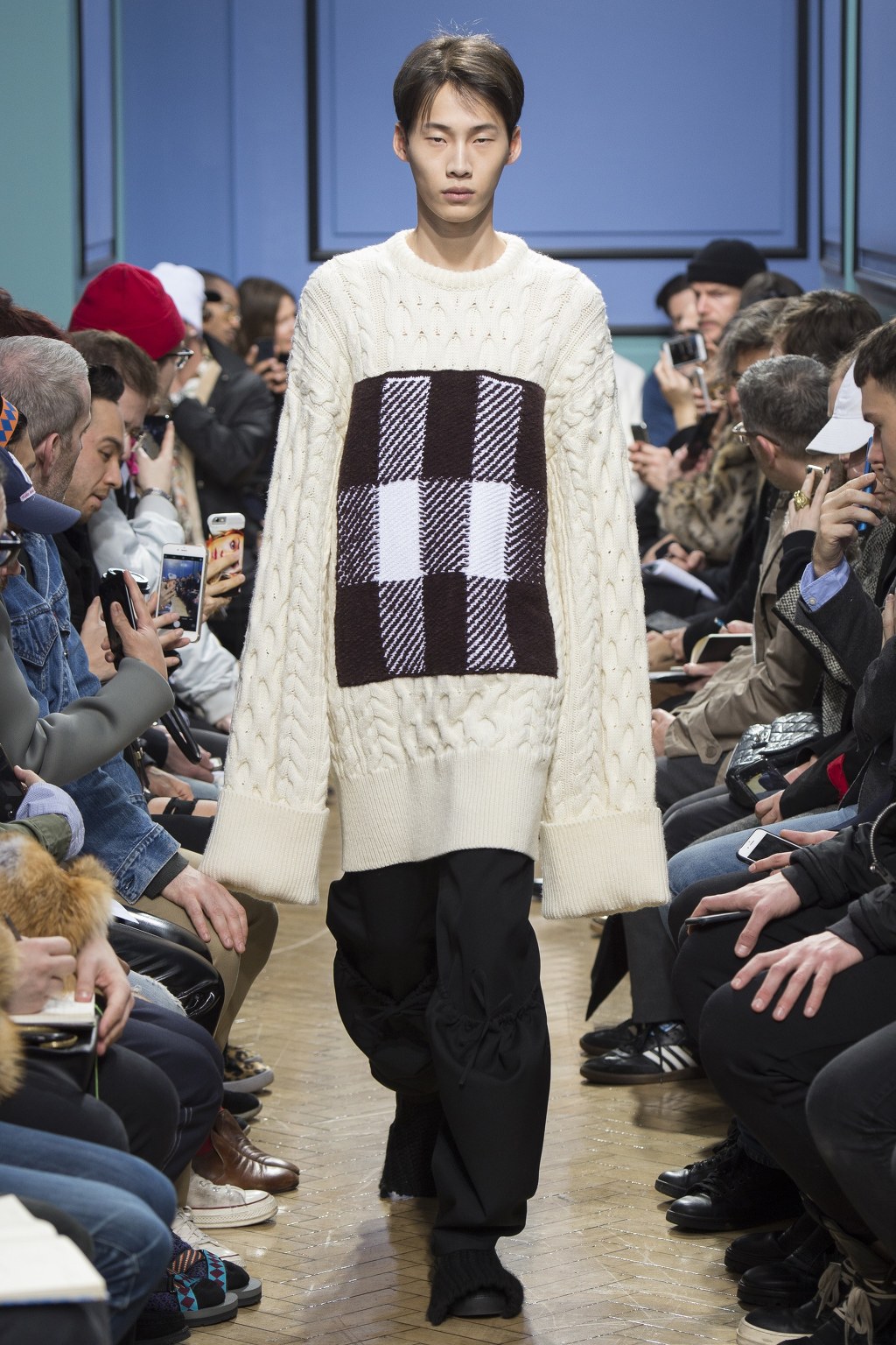 로에베 수석 디자이너 J.W Anderson 2017.18 F/W 남성복 컬렉션 | 인스티즈