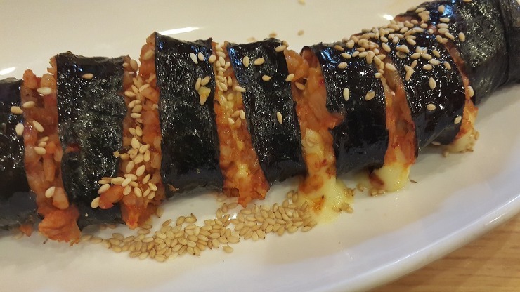 보편적인 치즈김밥에서 살짝 변형된 스타일을 가지고 있는 신전떡볶이의 치즈김밥 | 인스티즈