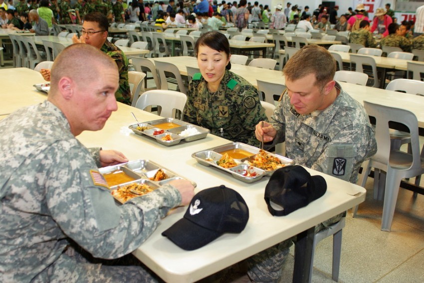 한국군 짬밥먹는 미군.jpg | 인스티즈