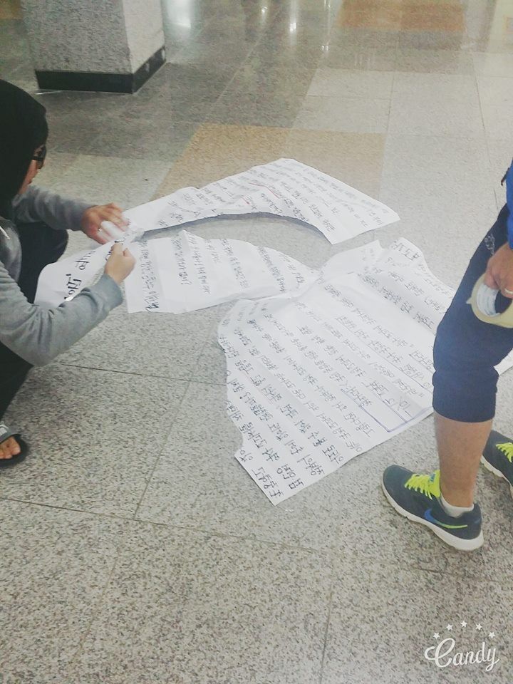 찢겨진 대자보..... | 인스티즈