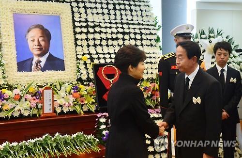 박근혜 대통령, 김영삼 전 대통령 빈소 찾아 | 인스티즈