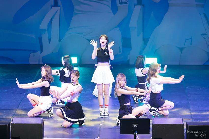 [트와이스] 1주년 기념 멤버 단체 짤 모음.jpg | 인스티즈