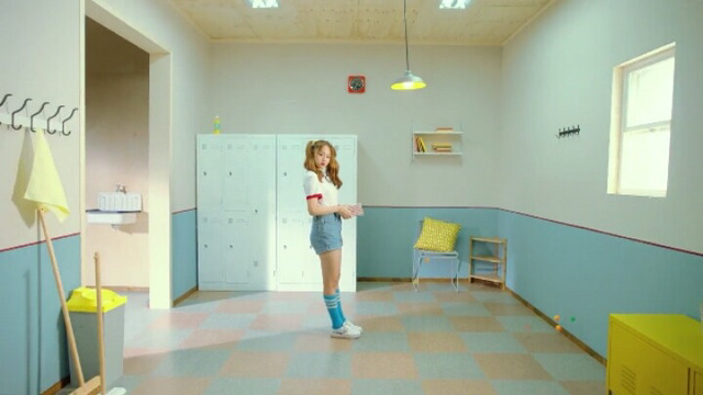레드벨벳 러시안룰렛 뮤비와매우비슷하다는소리듣고 있는 아이오아이 신곡뮤비 .jpg | 인스티즈