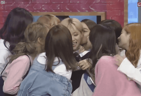 맴버한테 또 뽀뽀하는 트와이스 맴버들 | 인스티즈