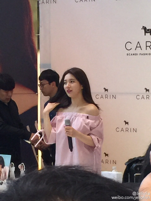 오늘자 수지가 단 배지 | 인스티즈