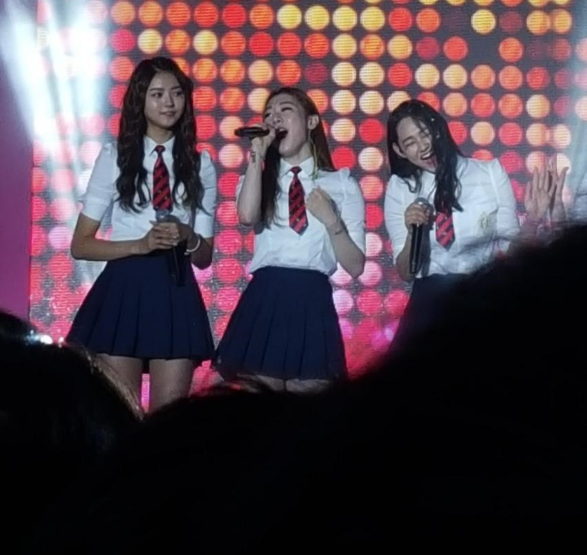 [아이오아이] 유연정 고음 부를때 다른 멤버들.jpg | 인스티즈