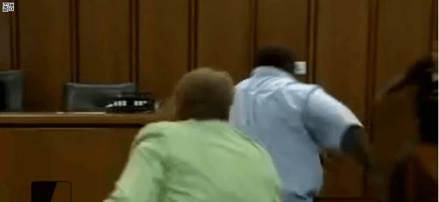 딸을 죽인 살인범에게 달려드는 아버지 | 인스티즈