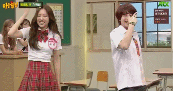 낯선 사람 두 번 만났다간 집에 안 보내줄 거 같은 윤보미. gif | 인스티즈