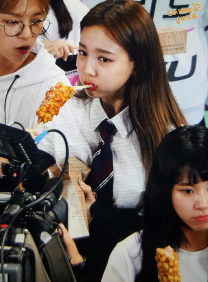 아육대에서 핫도그 먹는 트와이스 나연 ㅋㅋㅋ | 인스티즈