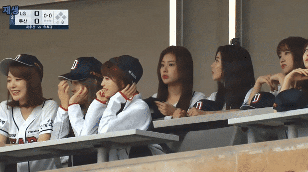 중계에 잡힌 응원석 앉아있는 아이즈원 .gif | 인스티즈