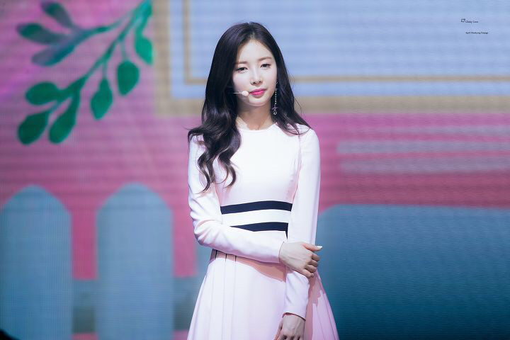 [에이프릴] 일 하다가 잠깐 쉬는 시간이 되서 채경이 | 인스티즈