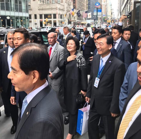 귀국 전 동포들과 인사 나누시는 대통령님과 여사님💙 | 인스티즈