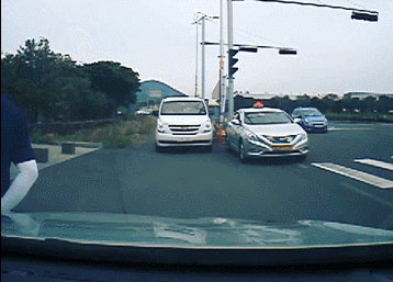 도무지 이해할수가 없는 교통사고.gif (블박) | 인스티즈