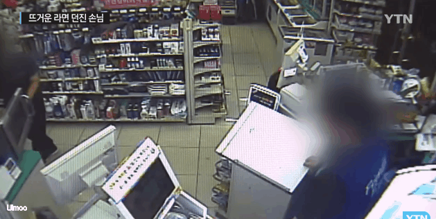 편의점 알바한테 라면 던지는 손님.GIF | 인스티즈