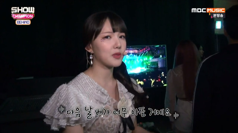 뱃살 때문에 고통받는 여자친구 예린.jpg | 인스티즈