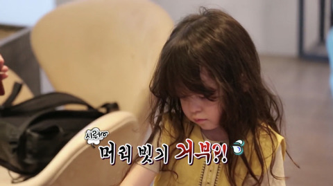 [슈돌] 머리 자르기 싫어하는 나은이를 위한 박주호아빠의 특단의 조치 ㅋㅋㅋ | 인스티즈