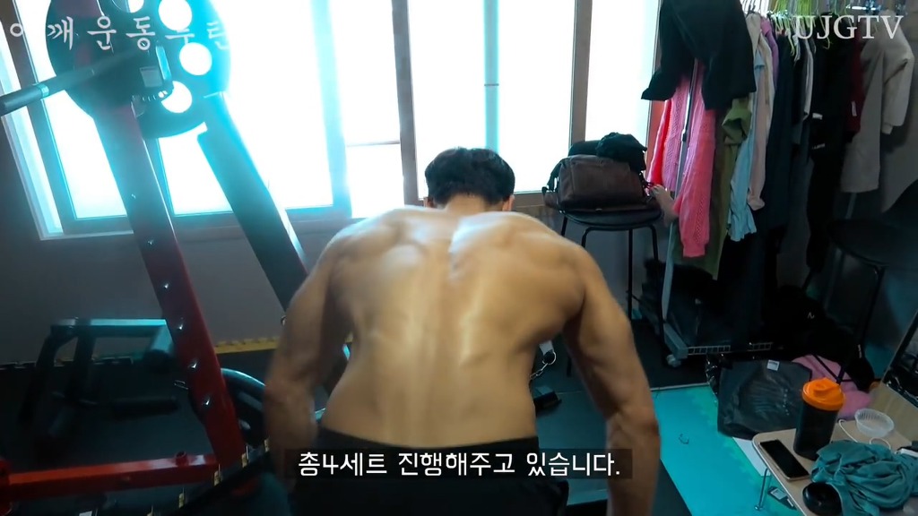 어떤 직장인 운동 유튜버의 어깨운동 방법 ㅎㄷㄷ;;.JPG | 인스티즈