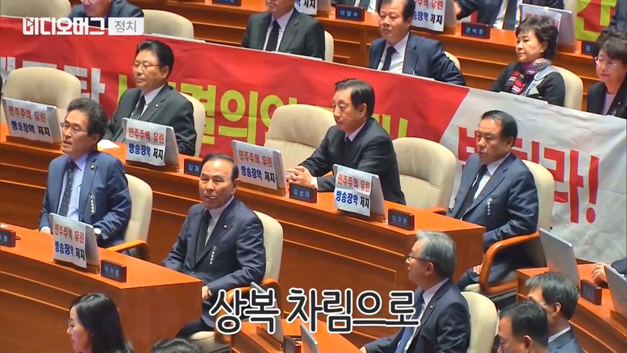 현수막 시위하는 자유한국당에 웃으며 악수하는 대통령.jpg | 인스티즈