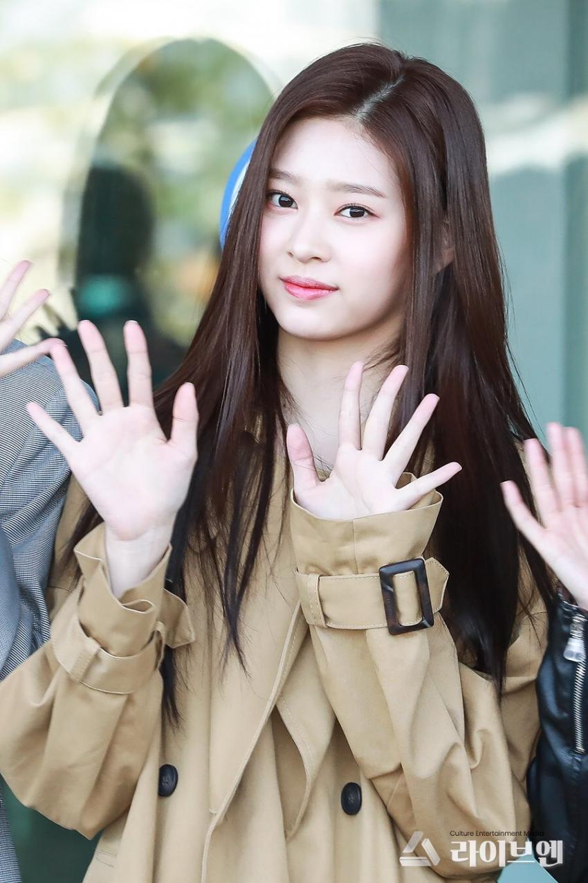 아이즈원 리얼리티 촬영차 출국. 중2 워뇽이 다리길이 ㄷㄷ.jpgif | 인스티즈