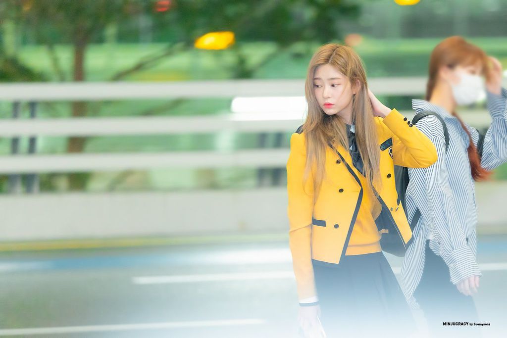 교복입고 출국하는 아이즈원 민주 | 인스티즈