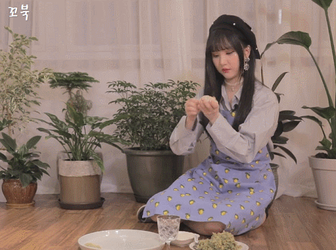 예쁘게 만두 만드는 여자친구 은하.gif | 인스티즈