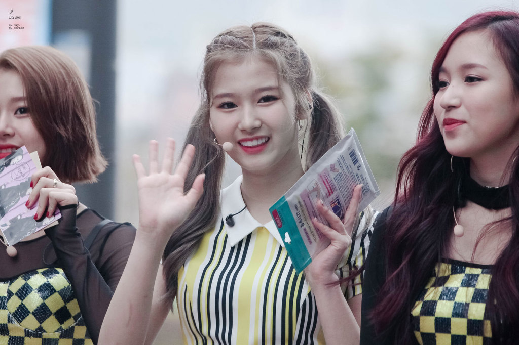 우아하게 시절 트와이스 사나.jpgif | 인스티즈