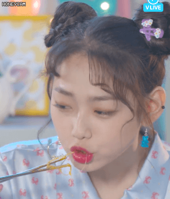닭갈비 겁나 맛있게 먹는 구구단 강미나.gif | 인스티즈